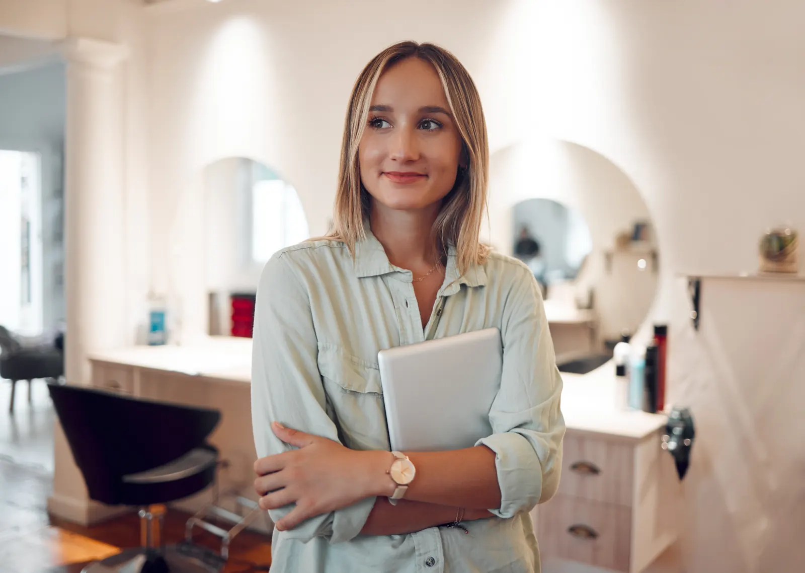 Unternehmerin mit Tablet in ihrem Studio