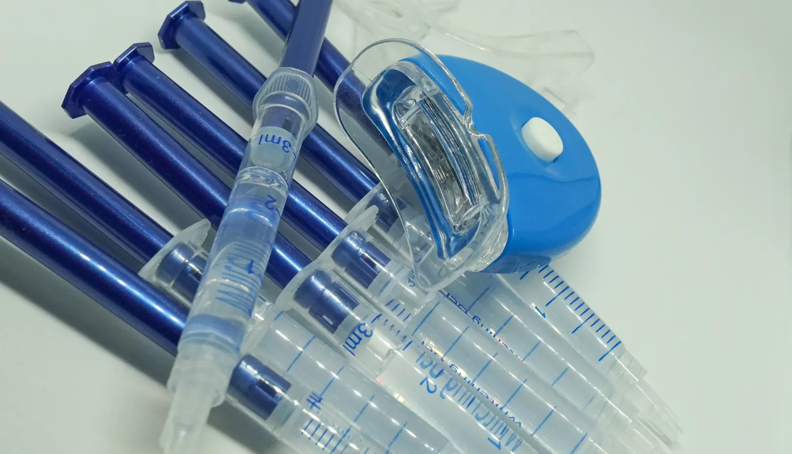 Bleaching-Gel-Spritzen und Schiene auf hellem Hintergrund