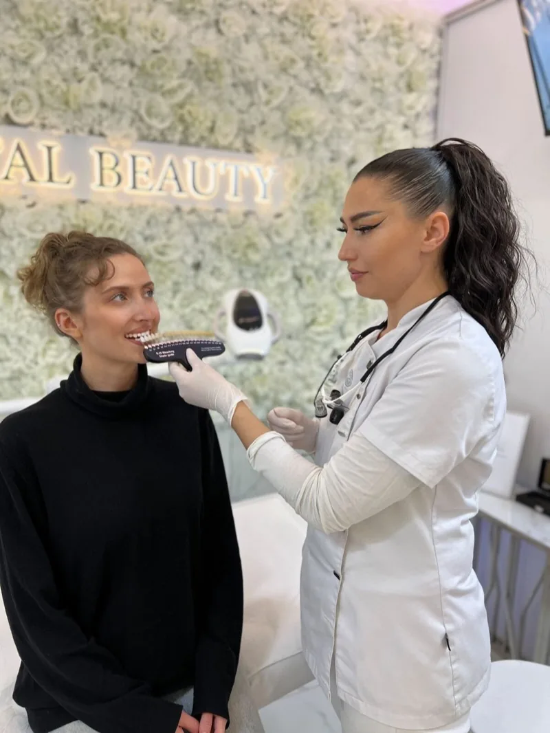 Bestimmung der Zahnfarbe mit der Farbskala vor dem Bleaching