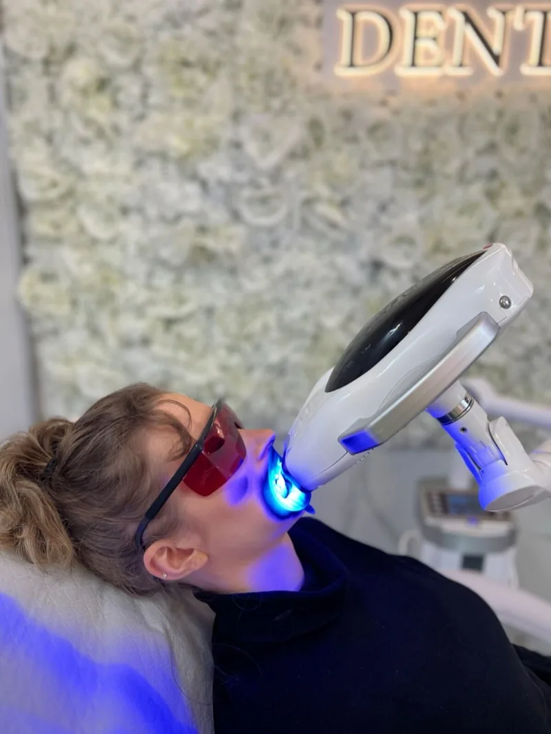 Kundin mit Schutzbrille unter blauem LED-Licht