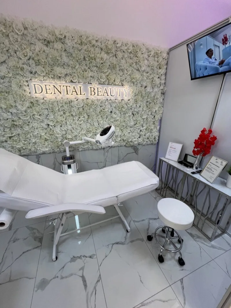 Behandlungsplatz mit LED-Lampe im Dental Beauty Studio