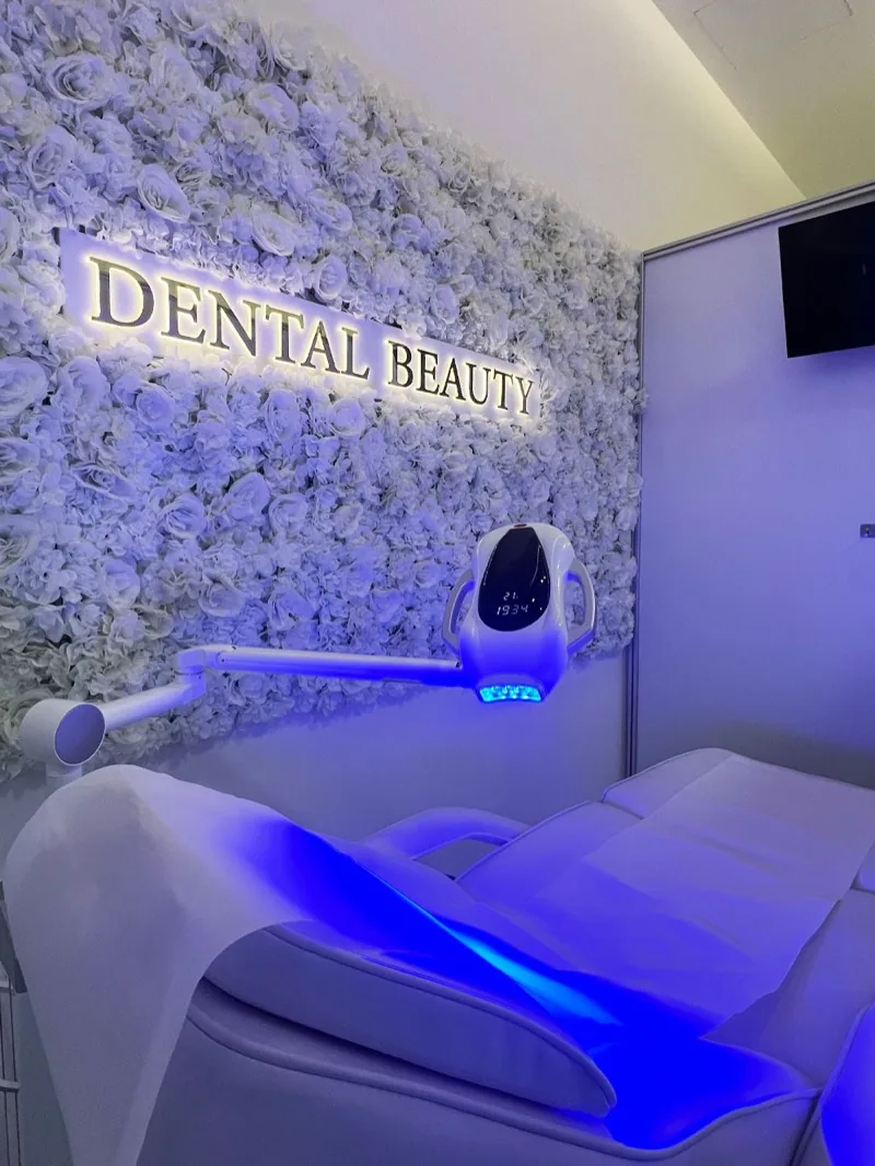 Behandlungskabine im blauen LED-Licht