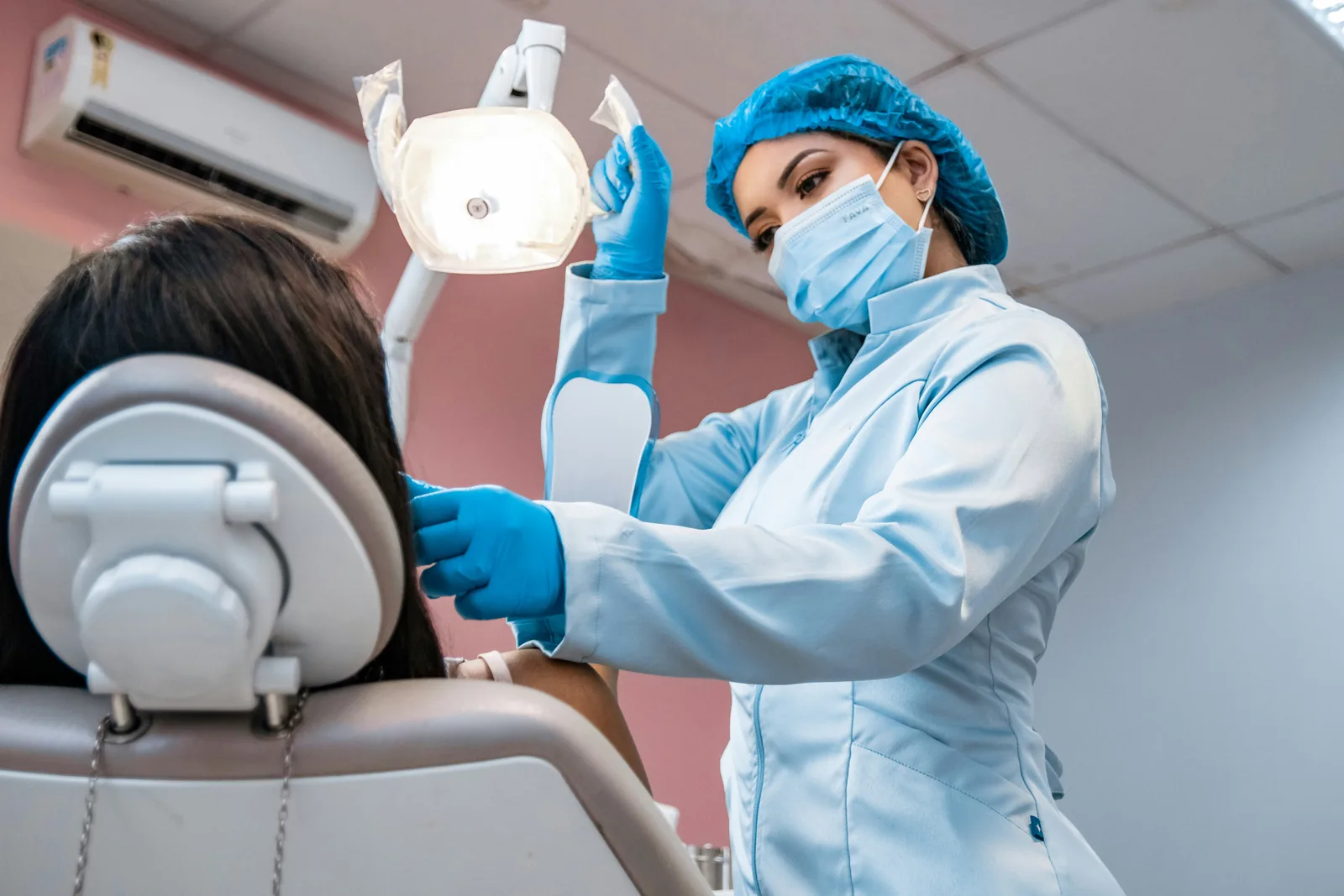 Zahnmedizinische Fachkraft bei der Behandlung einer Patientin